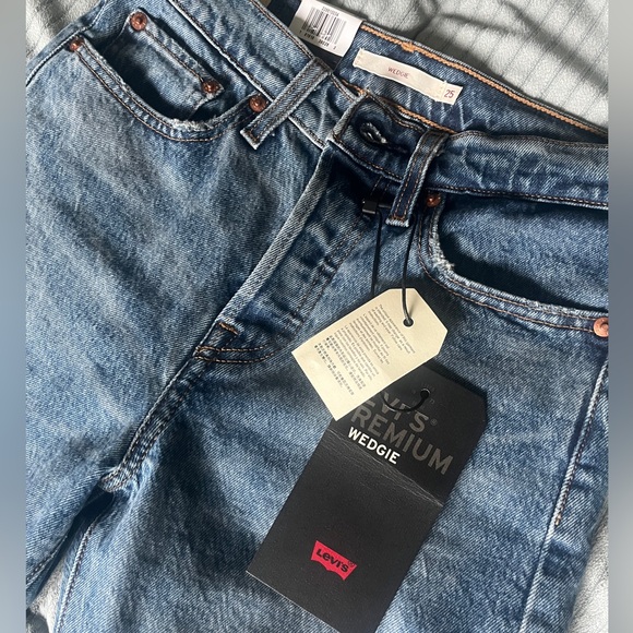 NWT LEVIS Classic WEDGIE Premium High Rise Tapered Jeans Women’s 25 - Picture 2 of 5